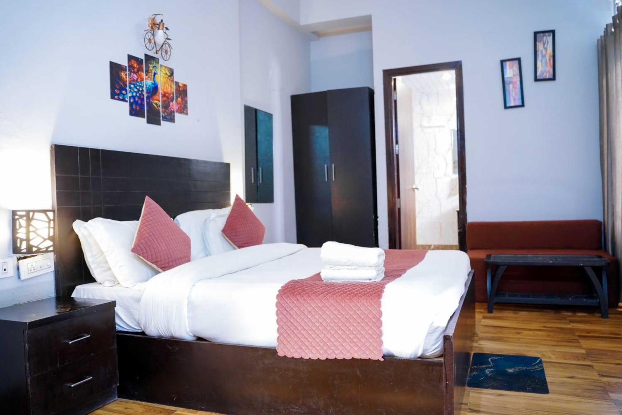 Vrindavan Dreams Hotel And Suites Екстериор снимка