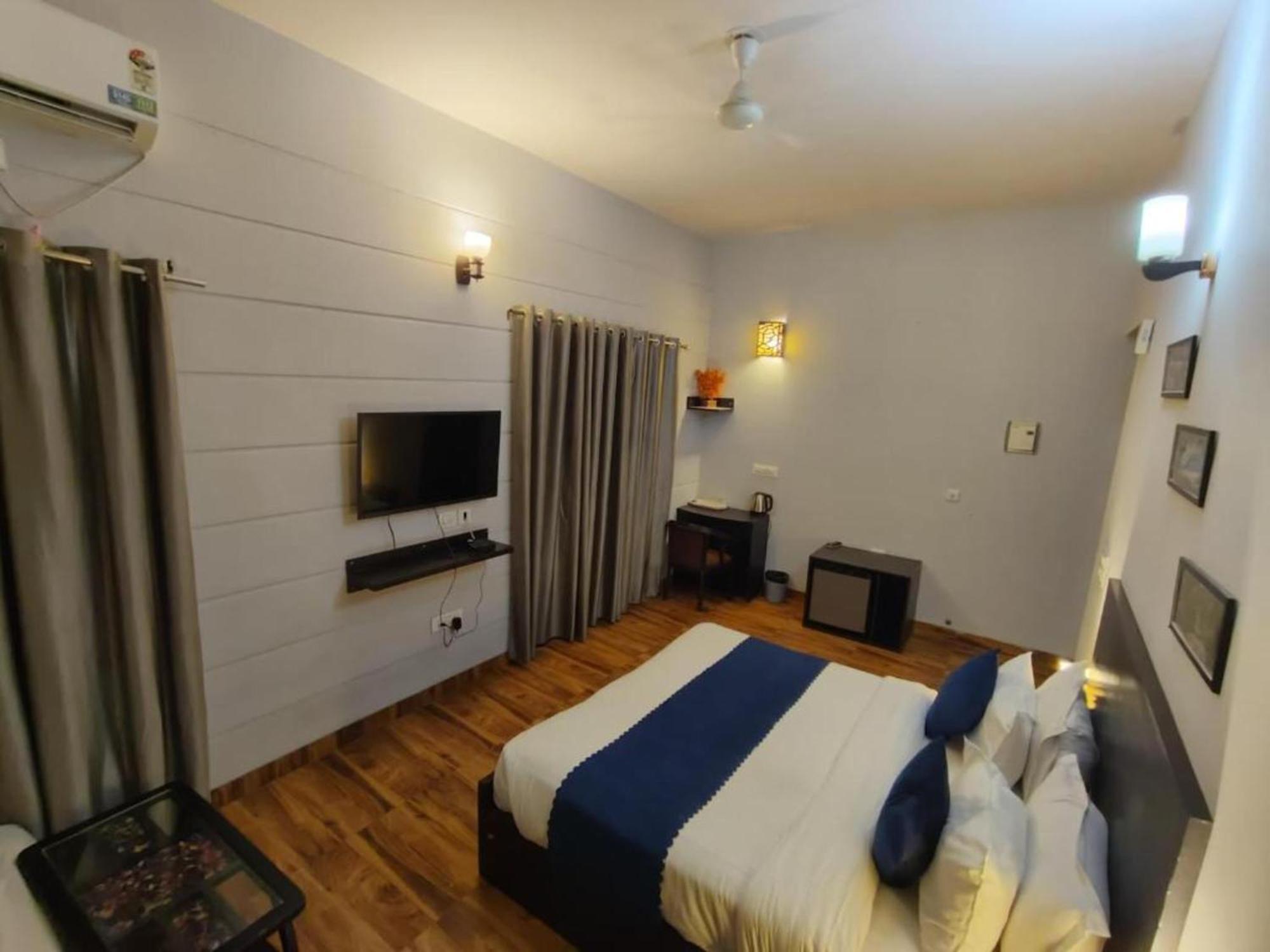 Vrindavan Dreams Hotel And Suites Екстериор снимка