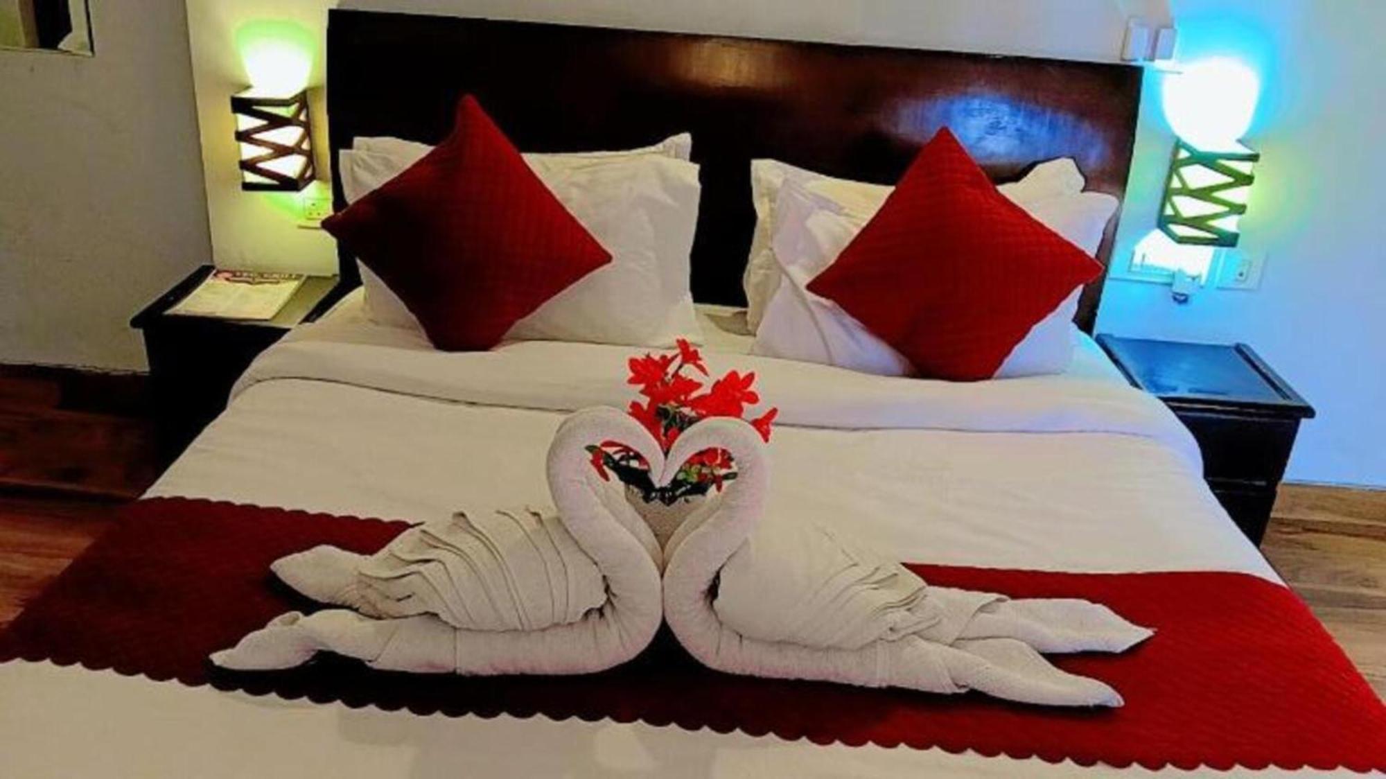 Vrindavan Dreams Hotel And Suites Екстериор снимка