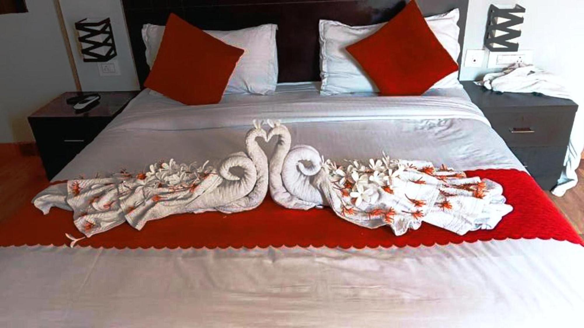 Vrindavan Dreams Hotel And Suites Екстериор снимка
