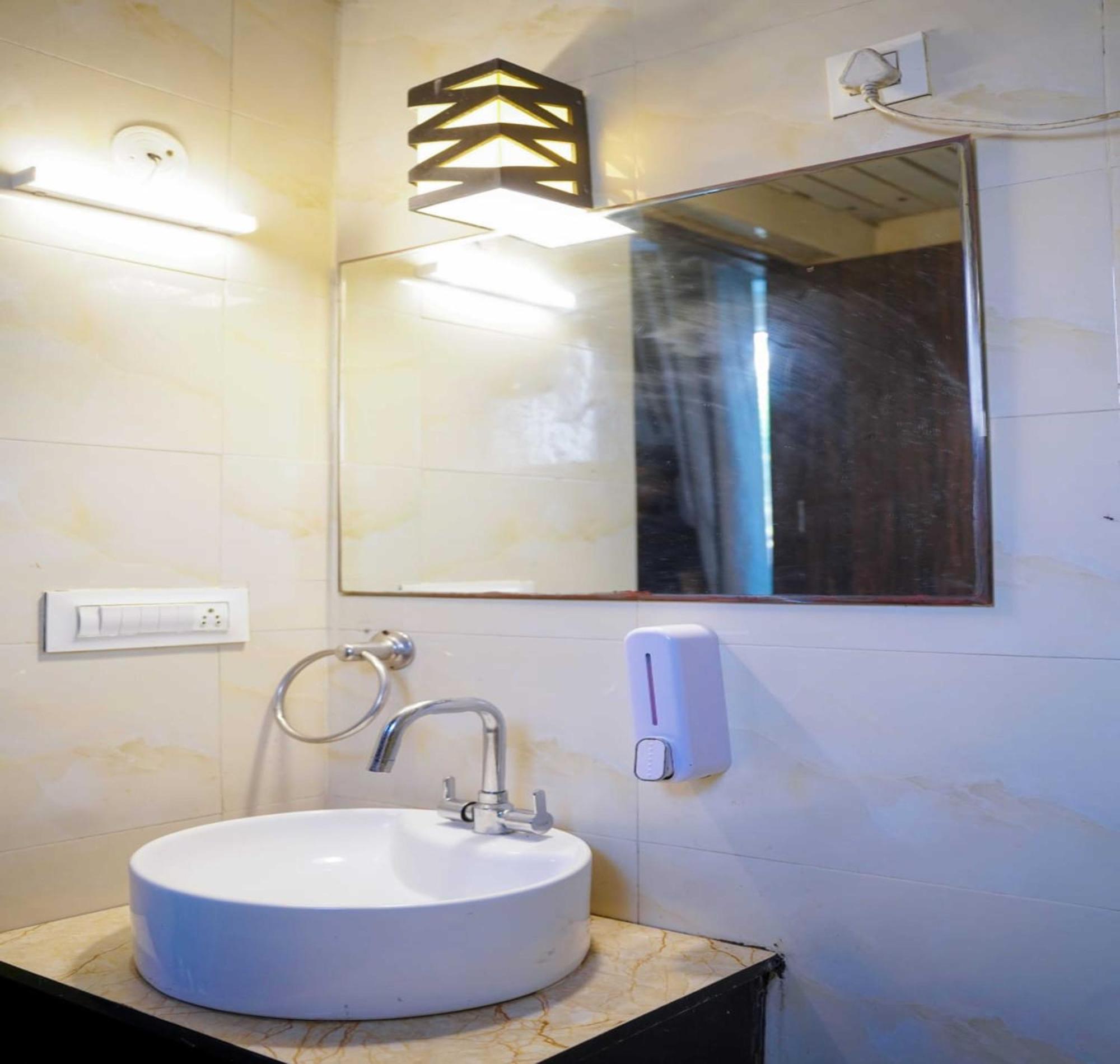 Vrindavan Dreams Hotel And Suites Екстериор снимка