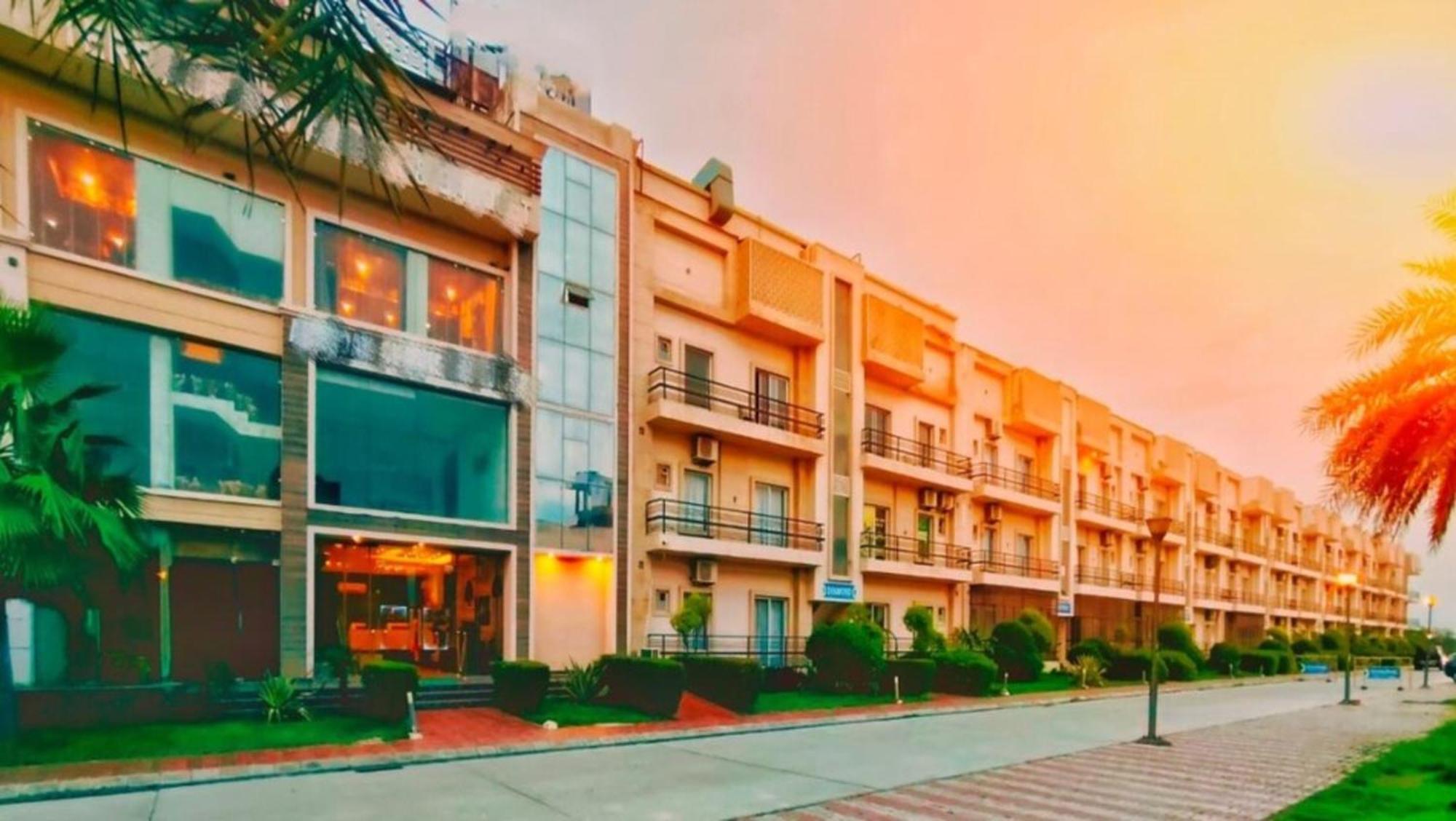 Vrindavan Dreams Hotel And Suites Екстериор снимка