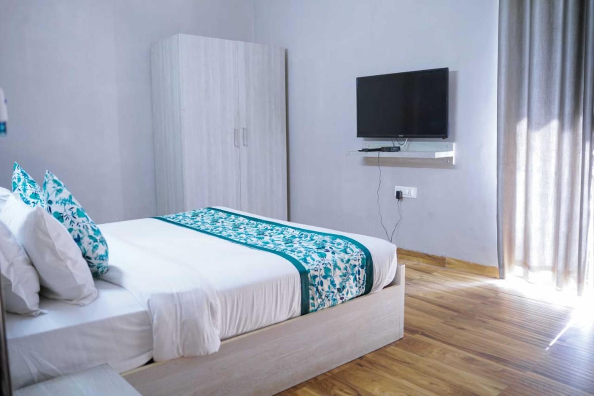 Vrindavan Dreams Hotel And Suites Екстериор снимка