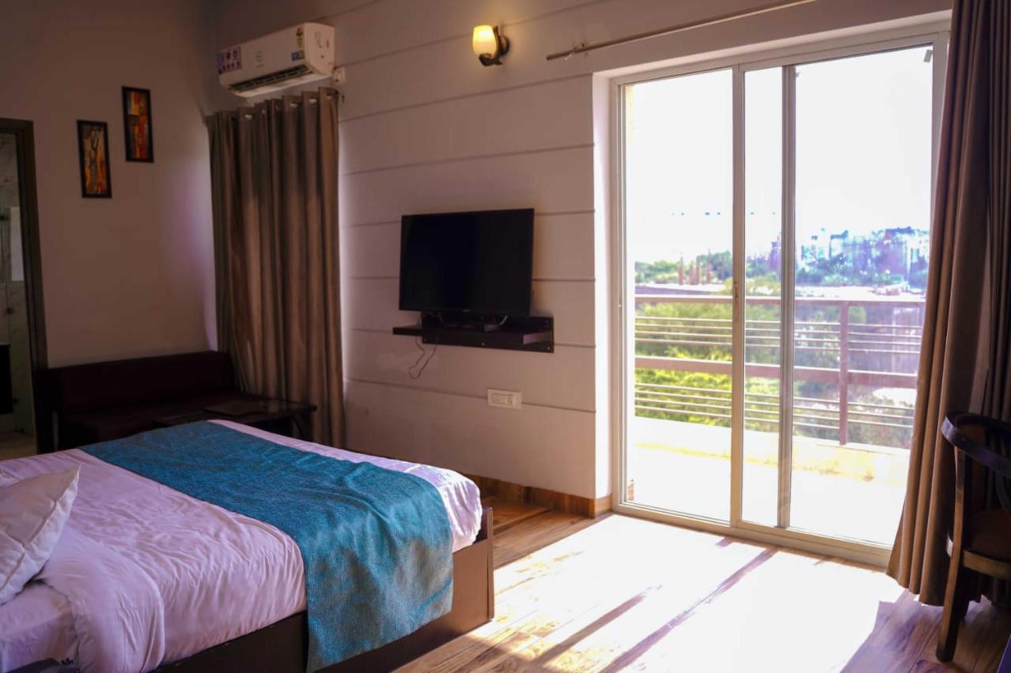Vrindavan Dreams Hotel And Suites Екстериор снимка