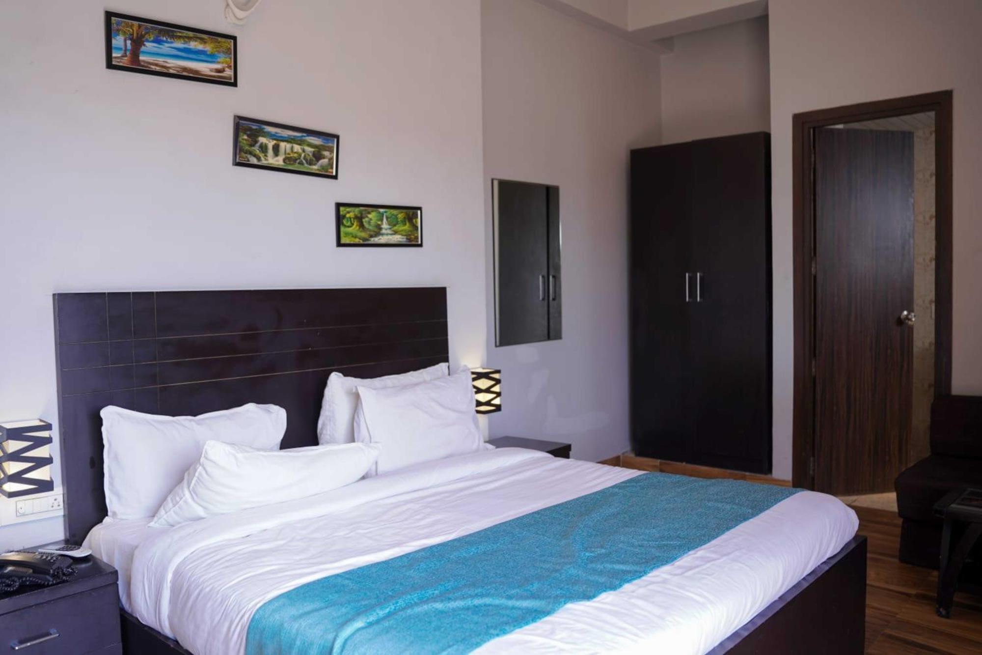 Vrindavan Dreams Hotel And Suites Екстериор снимка