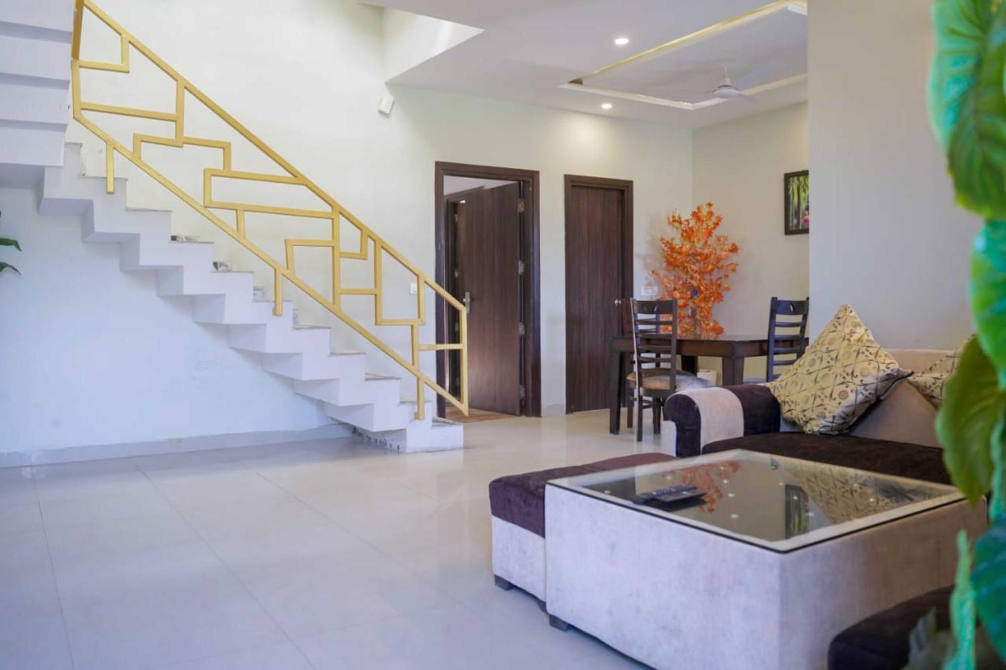 Vrindavan Dreams Hotel And Suites Екстериор снимка