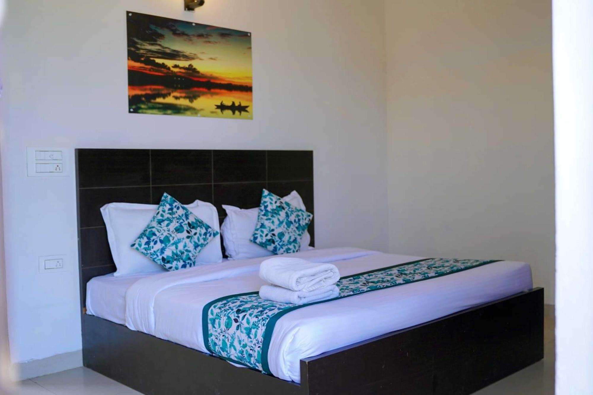 Vrindavan Dreams Hotel And Suites Екстериор снимка