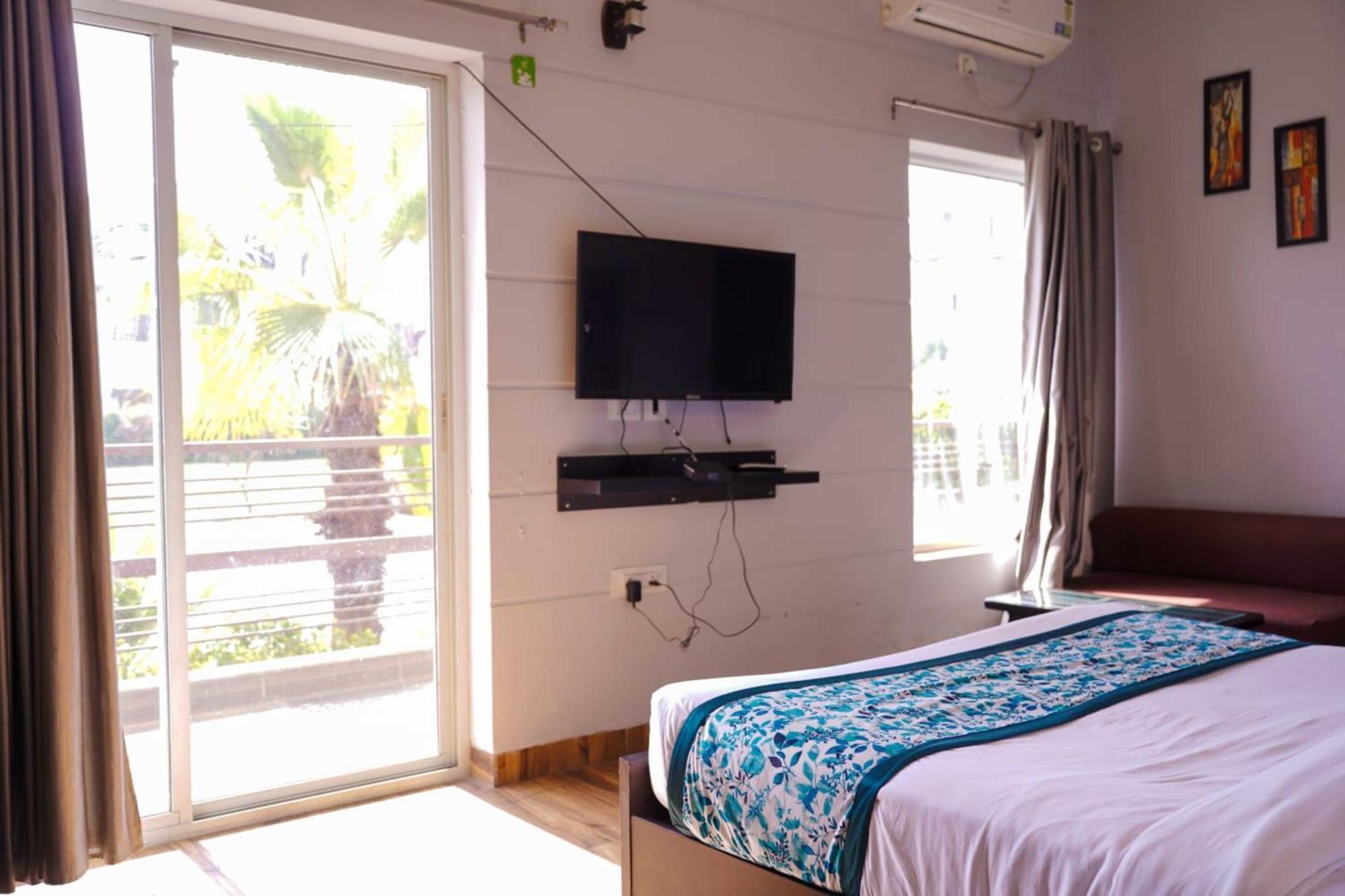 Vrindavan Dreams Hotel And Suites Екстериор снимка