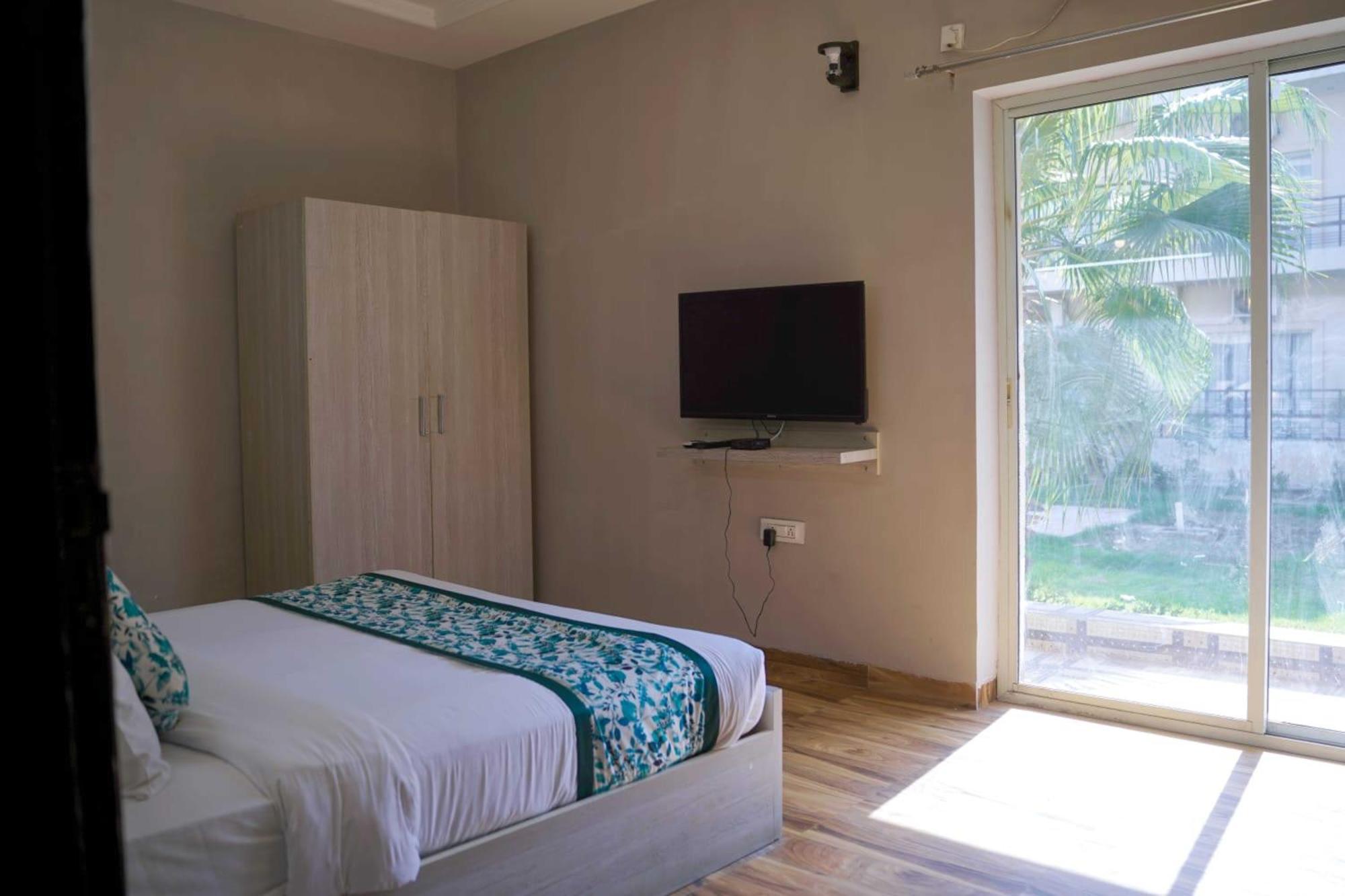 Vrindavan Dreams Hotel And Suites Екстериор снимка