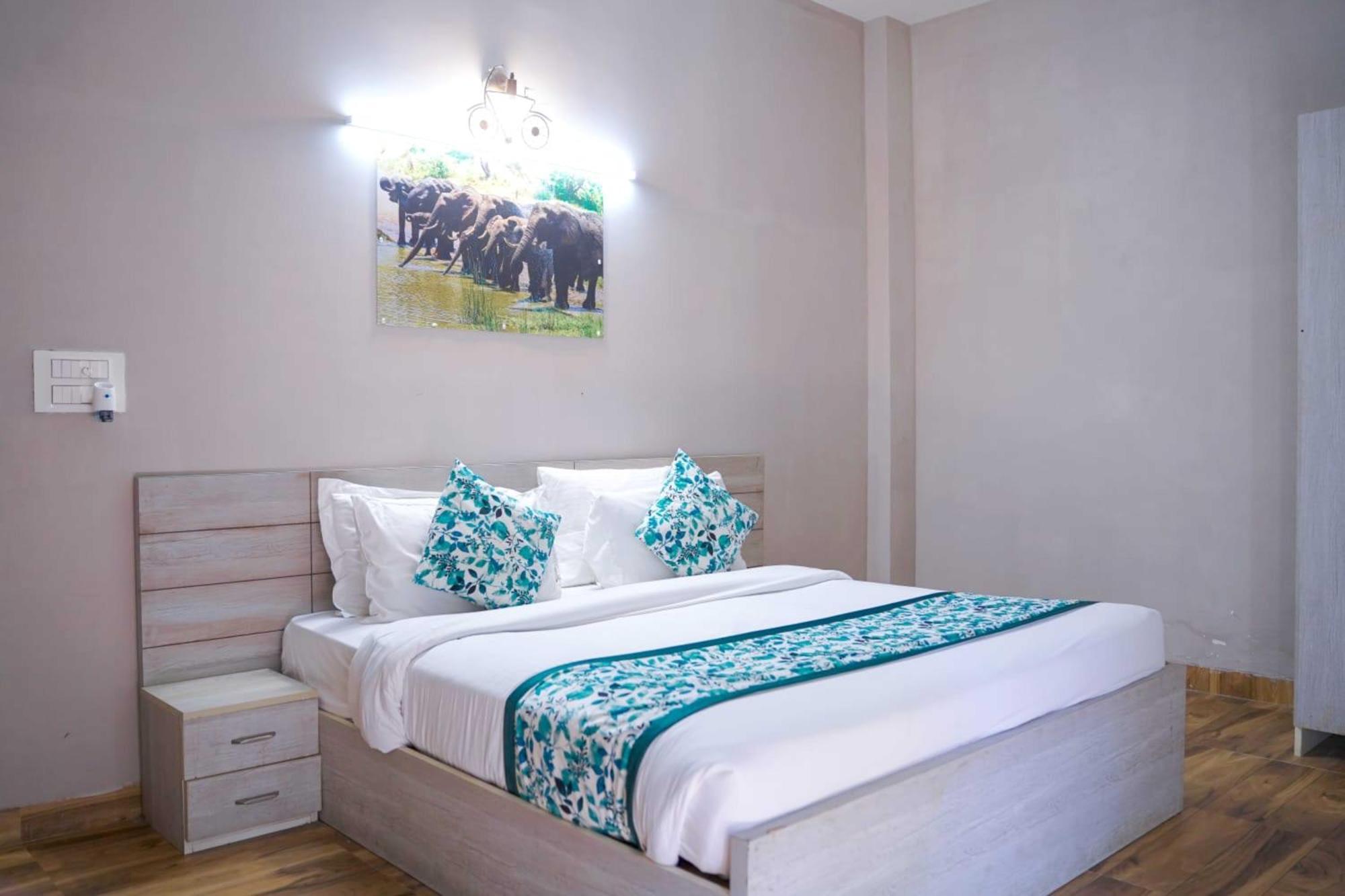 Vrindavan Dreams Hotel And Suites Екстериор снимка